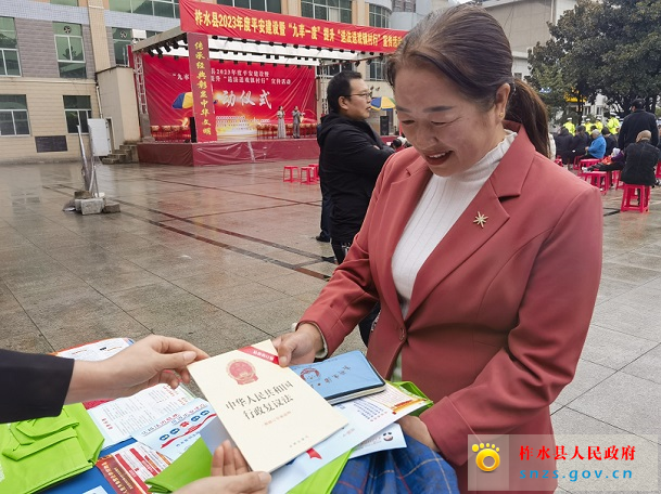 柞水縣開展九率一度送法送戲鎮(zhèn)村行—宣傳行政復(fù)議法1.jpg